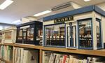 高知市の図書館に飾られた茨木典幸さん製作のオリジナルミニチュア作品。２０２４年７月