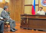 　フィリピンのマルコス大統領（右）と会談する自民党の茂木幹事長＝２日、マニラ（共同）