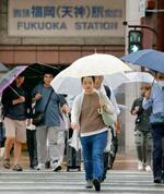 　雨が降る福岡市内で、傘を差して歩く人たち＝２７日午後