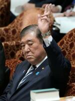 　衆院予算委の集中審議で答弁のため挙手する石破首相＝２８日午後