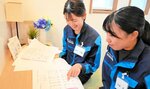 間取りのプランニングに挑戦する学生ら＝３１日、倉吉市福庭の井木組モデルハウス