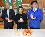 完成した商品をＰＲする林代表（中央）ら＝１８日、日南町生山の道の駅にちなん日野川の郷