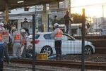 　ＪＲ焼津駅の線路に進入した乗用車＝１日午後５時５７分、静岡県焼津市