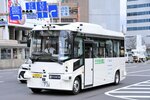 一般の参加者を乗せて市内を走る自動運転バス＝１６日、ＪＲ鳥取駅周辺