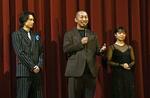 　上映後に質疑応答のため登壇した（左から）松村北斗さん、三宅唱監督、上白石萌音さん＝２１日、ベルリン（共同）