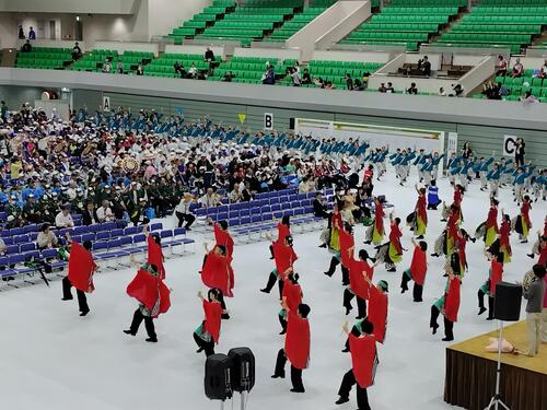 アトラクションを楽しむ選手ら＝１９日、鳥取市のヤマタスポーツパーク