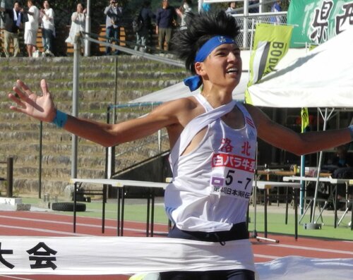 日本海駅伝で１位でフィニッシュする洛北Ａのアンカー野木＝１３日、鳥取県倉吉市の市営陸上競技場