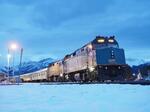 　ＶＩＡ鉄道カナダの大陸横断列車「カナディアン」＝２０２３年１２月２０日、カナダ西部アルバータ州ジャスパー（筆者撮影）