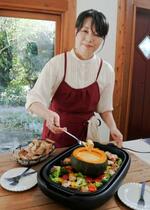 　ホットプレートの活用を提案する料理家の亀山泰子さん＝岡山県倉敷市