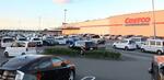 　死亡が確認された０歳児を乗せた車が止められていた、大型スーパー「コストコ」の駐車場＝２６日午後６時２６分、北九州市八幡西区
