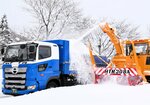 ダンプカーに積み込まれる真っ白な新雪＝７日、香美町村岡区宿