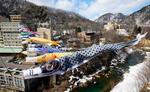　札幌市南区の定山渓温泉で始まった春の恒例行事「渓流鯉のぼり」＝２日午後