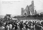 倒壊した旧浦上天主堂で１９４５年１１月に行われた原爆犠牲者慰霊祭（長崎原爆資料館所蔵）