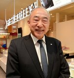 丸由百貨店にオープンした不二家洋菓子店について「貴重な売り場になる」と語る河村社長＝２月２８日、鳥取市今町２丁目