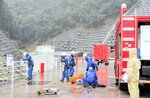 原子炉に注水する水を貯水槽から送る作業をする訓練参加者ら＝４日、松江市鹿島町の島根原発