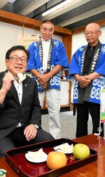 新甘泉を試食して笑みがこぼれる広田市長（左）