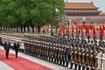　歓迎式典に臨むロシアのプーチン大統領（右）と中国の習近平国家主席＝１６日、北京（ＡＰ＝共同）