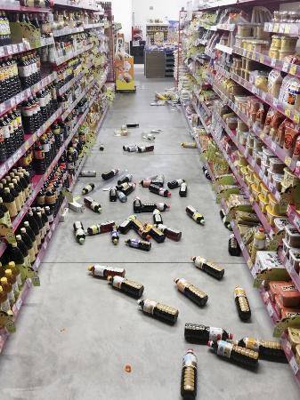 　地震によって商品が散乱した宮崎市内のスーパー＝１３日（店舗提供）