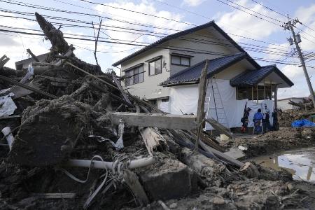 　豪雨被害を受けた石川県輪島市町野町の住宅で、作業に当たる災害ボランティア＝１０月２０日