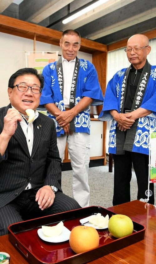 新甘泉を試食して笑みがこぼれる広田市長（左）