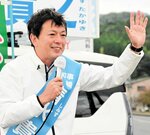 行き交うドライバーに手を振りながら街頭演説を行う清水候補＝７日、香美町香住区の油良口交差点