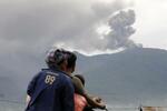 　４日、噴煙を上げるインドネシア・スマトラ島のマラピ火山（ＡＰ＝共同）