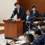 　衆院財務金融委で答弁する加藤財務相。右隣は石破首相＝４日午後