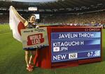 　６７メートル３８の日本新記録で優勝し、電光掲示板の前で喜ぶ女子やり投げの北口榛花＝２０２３年９月８日、ブリュッセル（ロイター＝共同）