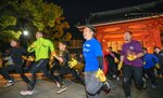 西宮神社の「福男選び」で、本殿を目指して一斉に駆け出す参拝者ら。左から３人目は「一番福」になった高谷望巳さん＝１０日午前６時、兵庫県西宮市