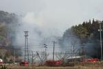 　岩手県大船渡市で発生した山林火災の影響で煙が上がる山肌＝２７日午前９時６分