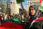 　１３日、米ワシントンで、パレスチナ自治区ガザの人々に連帯するデモの参加者ら（ロイター＝共同）