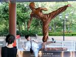 　ブルース・リーの特別展が開かれている香港文化博物館で、ポーズをとる来館者＝１３日、香港（共同）