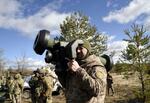 　ウクライナ北部での演習で、携帯型対戦車ミサイル「ジャベリン」を構えるウクライナ兵＝２０２３年２月（ゲッティ＝共同）