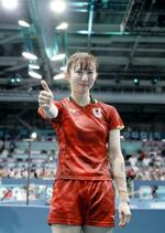 　女子シングルスで銅メダル獲得を決め、ポーズをとる早田ひな＝パリ（共同）