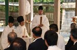 祭典を終え、参列者にあいさつする井上宮司＝１５日、倉吉市仲ノ町の鎮霊神社