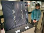 　奈良県立橿原考古学研究所付属博物館で展示中の「七支刀」。右は技師の伊東菜々子さん＝１２日、奈良県橿原市