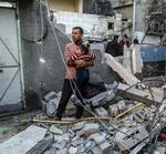 　イスラエル軍の攻撃を受けたガザ地区南部ラファの建物近くで少女を抱くパレスチナ人男性＝８日（ゲッティ＝共同）