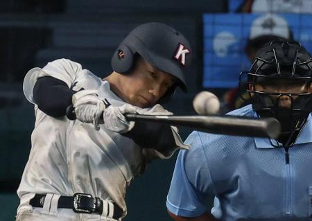 　掛川西―日本航空　７回表掛川西２死二塁、堀口が中前に勝ち越し打を放つ＝甲子園