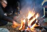 　たき火を前に火の精霊を降ろすムンフエルデネ。儀式の最中にはこのたき火の中から燃える木片を口に運び、美味しそうに食べた