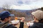 　山梨県南部の山、パノラマ台で開かれた「山頂パスタ会」でパスタを食べる参加者ら＝２０日午前