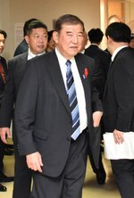 衆院解散後、公認証交付のため自民党本部に姿を現した石破首相＝９日、東京・永田町