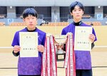 男子の部で優勝した（左から）中川・大田組＝鳥取市民体育館