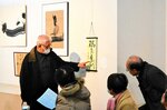 出展作品について意見を交わす出品者ら＝１１日、新温泉町の浜坂先人記念館・以命亭