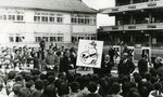 横綱昇進を決め、地元倉吉市に凱旋（がいせん）した琴桜。母校の成徳小学校で筆で描いた絵を披露＝１９７３年２月１日、倉吉市提供（とっとりアーカイブから）