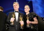 　米アカデミー賞で７冠に輝いた「オッペンハイマー」のクリストファー・ノーラン監督（左）とプロデューサーのエマ・トーマスさん＝１０日、米ハリウッド（ロイター＝共同）
