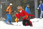 　岐阜県郡上市のスキー場「ウイングヒルズ白鳥リゾート」でスキーやスノーボードを楽しむ人たち＝２０２１年