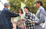 街頭で寄付を呼びかける学生＝２６日、鳥取市のＪＲ鳥取駅前