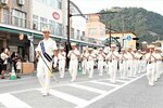 演奏しながら行進する自衛隊音楽隊＝１４日、鳥取市の若桜街道