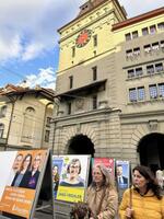 　スイス上下両院選挙での支持を訴える各党のポスター＝２１日、ベルン（共同）