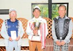 優勝カップを手にした河越さん（中央）と２位の北村さん（左）、３位の西垣さん＝３日、新温泉町切畑の湯村カンツリークラブ